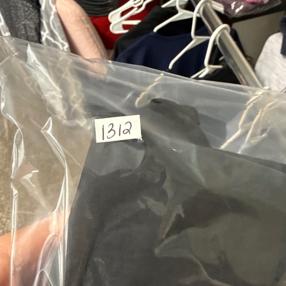 DEVEAUX New York Black V Neck‎ Button Detail 3/4 Sleeve Top Women Size 2 - Picture 7 of 7